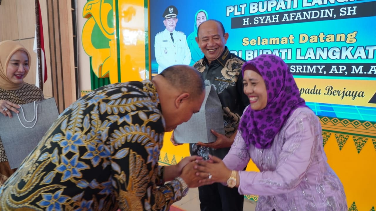Teks Foto/Beritasore/ist   Pemerintah kabupaten Langkat menggelar Pisah Sambut Bupati Kabupaten Langkat  di Jentera Malay Rumah Dinas Bupati Langkat, Jum'at (23/02/2024).