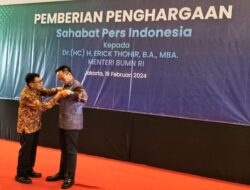 Erick Thohir Terima Penghargaan Pin Emas Dari PWI