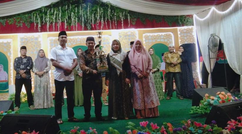 Kepala Desa Perk. Gunung Melayu Surya Ahmadi diabadikan bersama Camat Rahuning M. Yasir. (Berita Sore/Paimin)