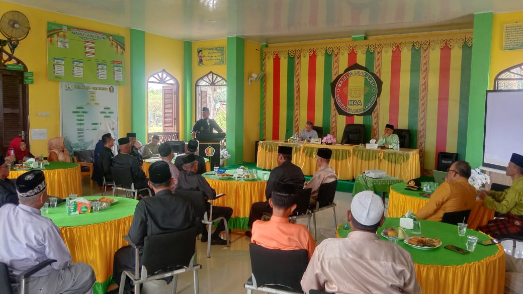 Teks foto : Majelis Adat Aceh (MAA) Kabupaten Aceh Tamiang saat menerima kunjungan MAA Kabupaten Aceh Jaya beserta rombongan, bertempat di aula Pucok Suloh,Kecamatan Karang Baru, Selasa (5/3/2024).