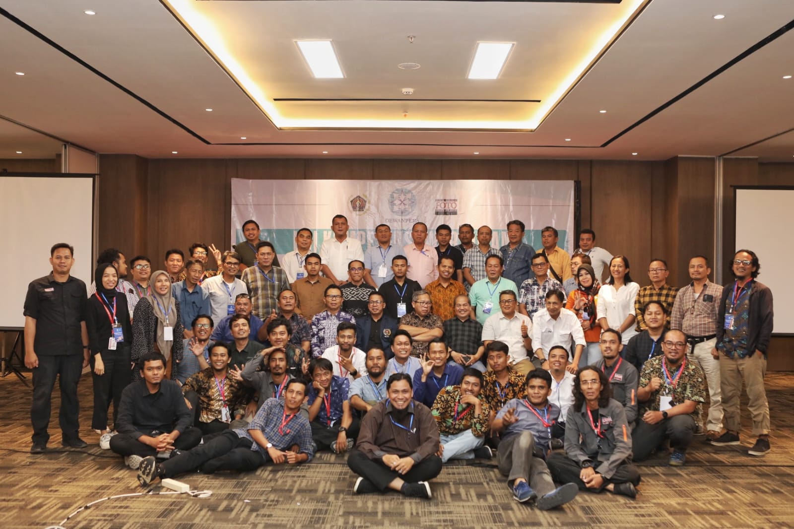Peserta Uji Kompetensi Wartawan (UKW) dari Persatuan Wartawan Indonesia (PWI), dan Pewarta Foto Indonesia (PFI), para penguji, dan Dewan Pers. UKW ini dilaksanakan di Hotel Grand Mercure, Medan, Sumatera Utara tanggal 7- 8 Maret 2024.