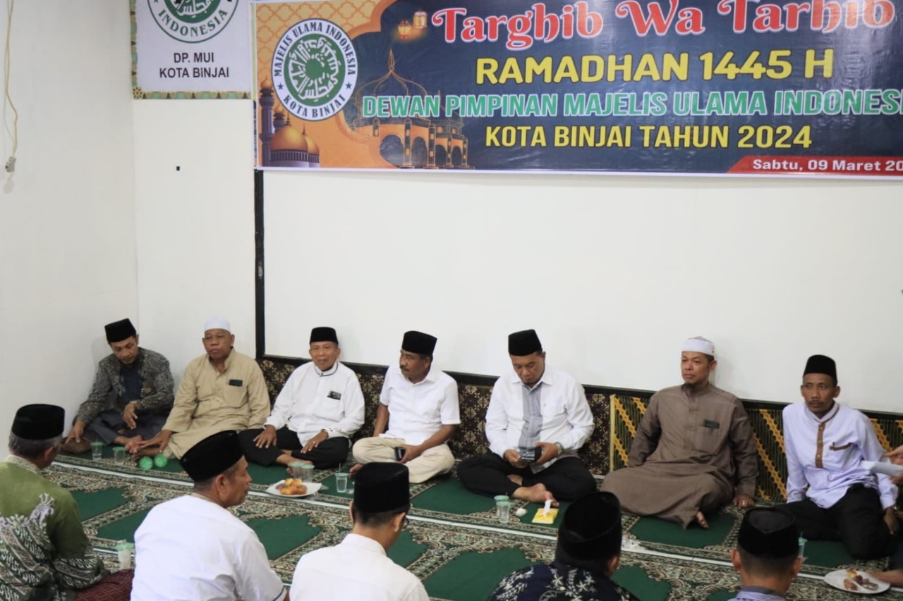 Teks foto : Ketua MUI Binjai bersama Wali Kota Amir Hamzah dan unsur pengurus organisasi islam. ( Berita sore/Riswan Rika)