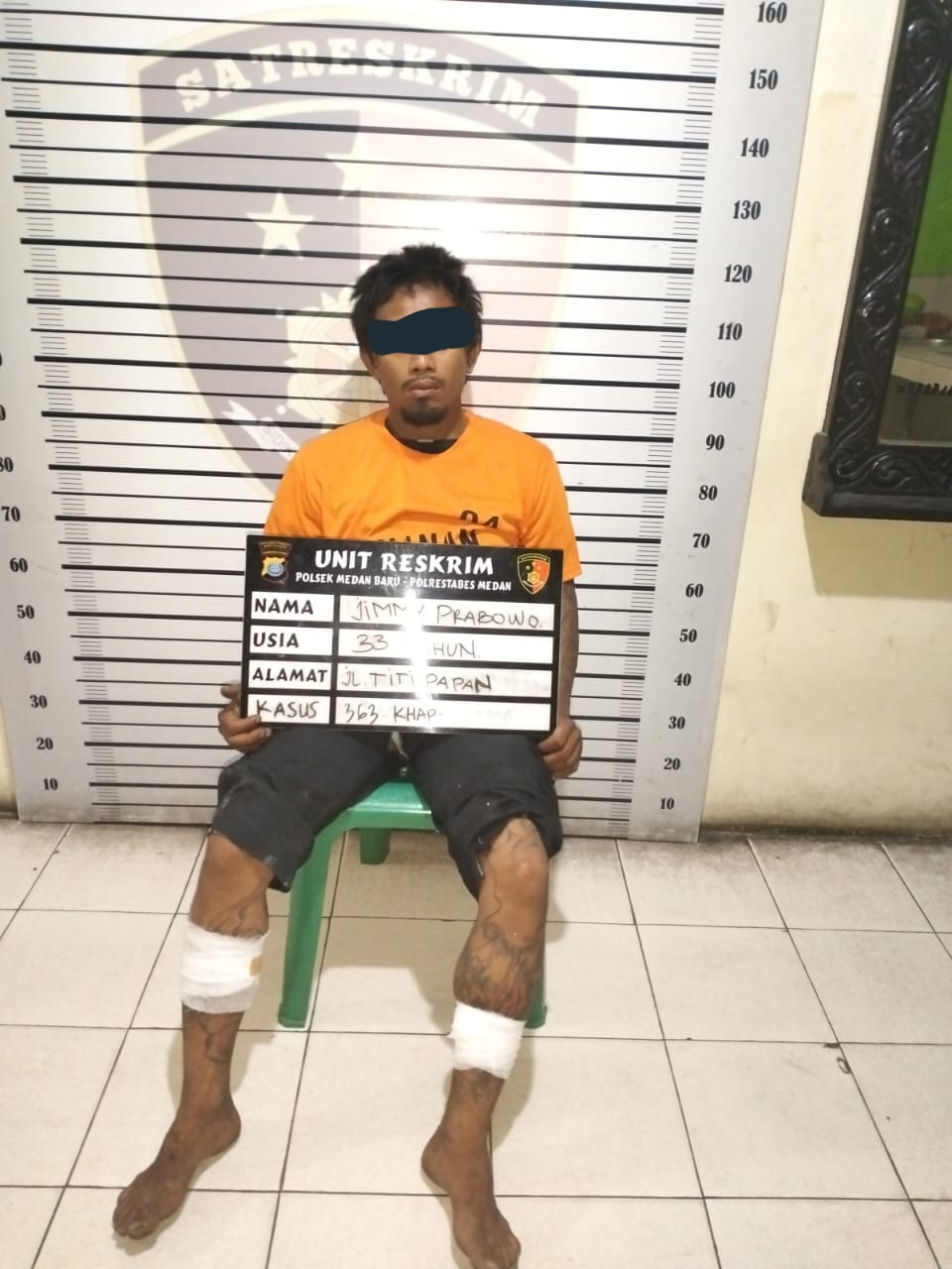 Teks: Tersangka pelaku pencurian Pagar saat di Polsek Medan Baru