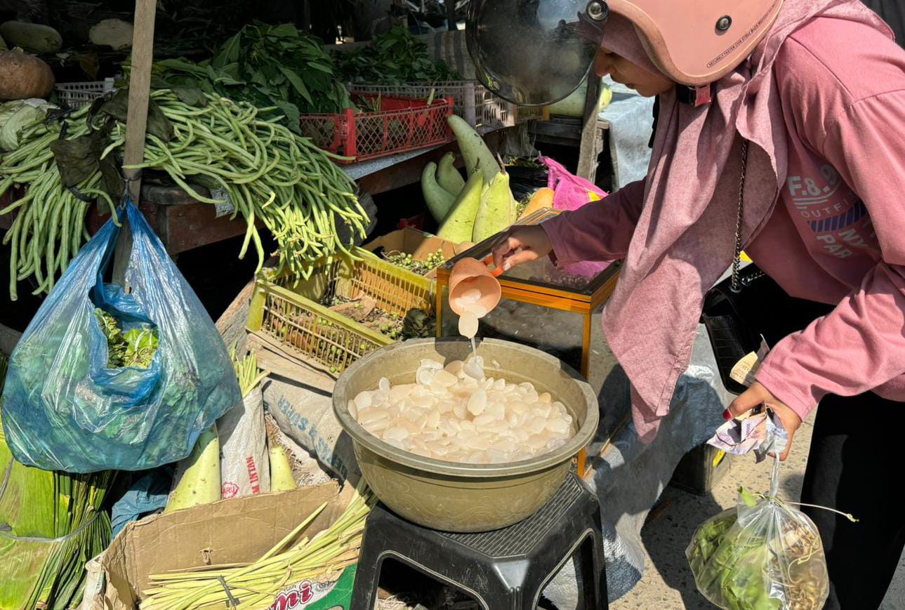 KOLANG KALING: Pembeli menawarkan buah kolang kaling yang dijual di Pasar Takjil Kota Idi, Kab. Aceh Timur, Selasa (12/3). (Foto: H. Muhammad Ishak).