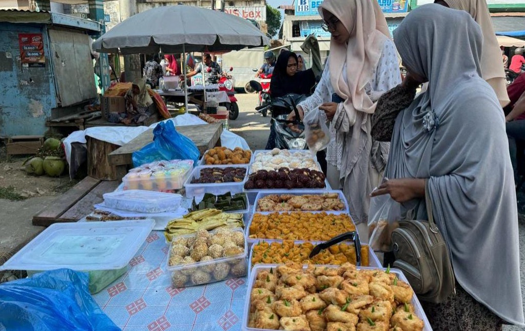 PASAR TAKJIL: Warga memburu berbagai jenis kue di Pasar Takjil Kota Idi, Aceh Timur, Selasa (12/3). (Foto: H. Muhammad Ishak).