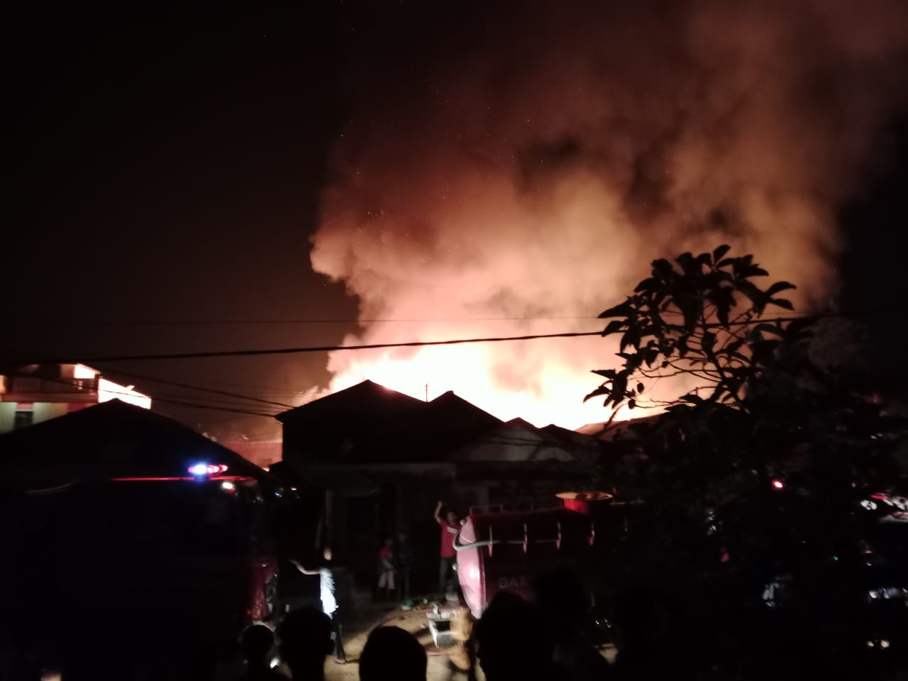 Keterangan Foto: Sebanyak 17 unit rumah di Lorong V dan VI Pasir Bidang, Lingkungan IV, Kelurahan Aek Habil, Kecamatan Sibolga Selatan, Kota Sibolga terbakar, Rabu (13/3) sekitar pukul 20.00 wib.
