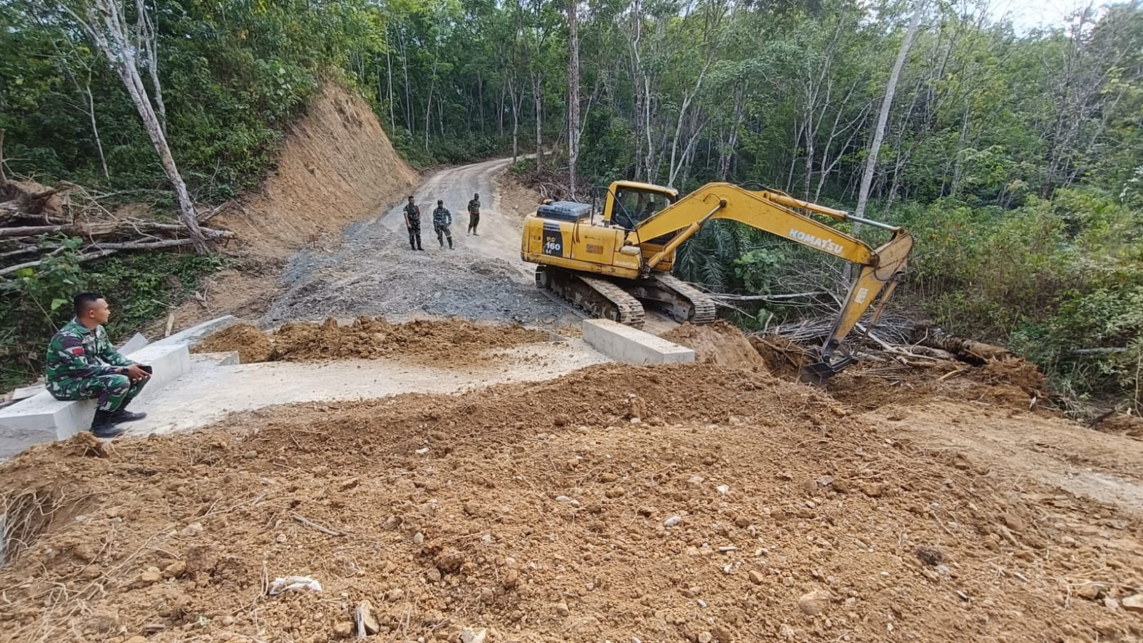 Teks foto : Alat Berat excavator saat melakukan pengerjaan jalan penghubung Desa Kaloy dan Desa Perkebunan Pulo Tiga, di Kecamatan Tamiang Hulu, Kabupaten Aceh Tamiang.