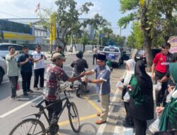 Konjen Malaysia Medan Bagi-bagi Takjil Bubur Lambuk untuk Buka Puasa