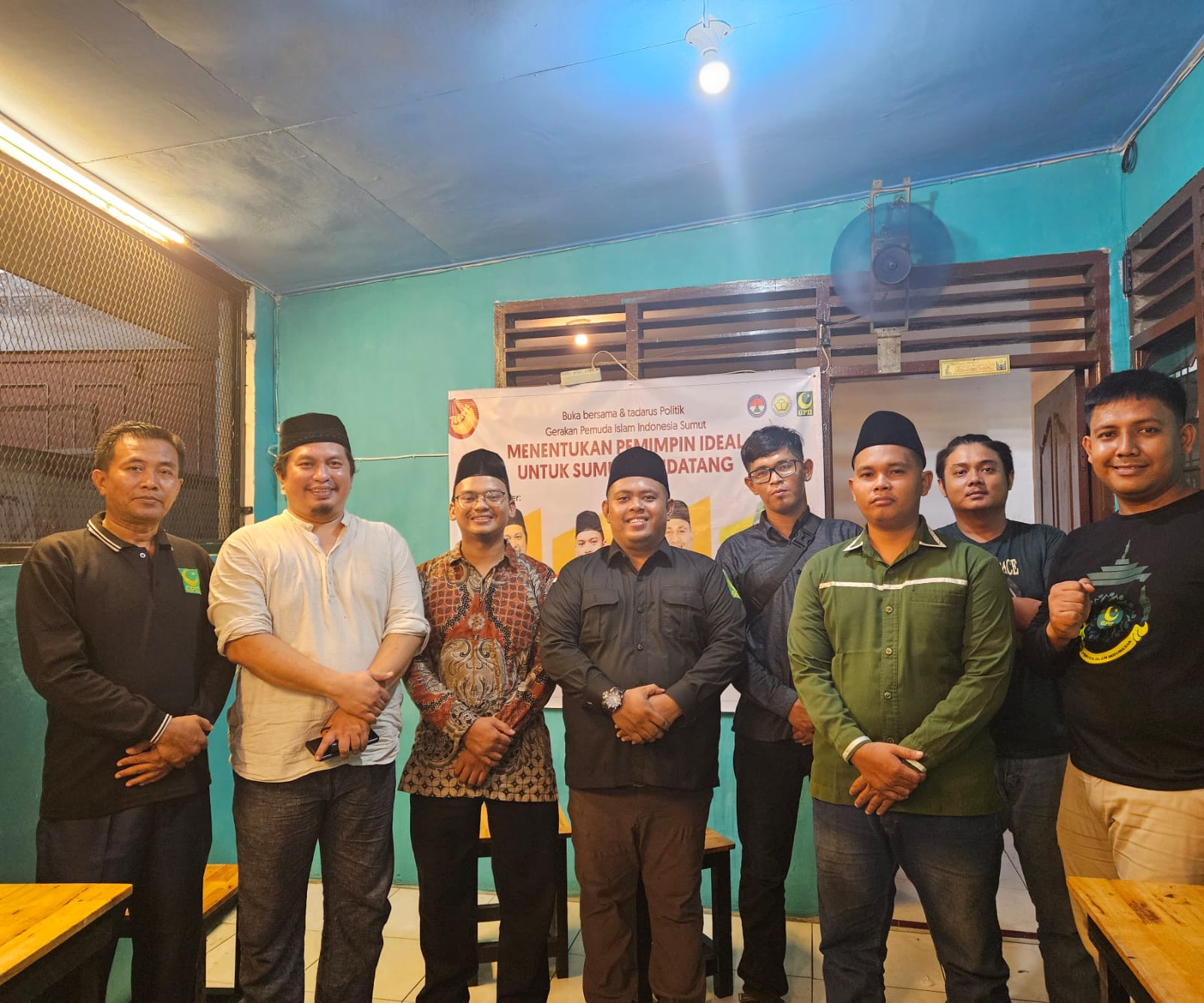 Berita Sore/Ist Ketua Umum GPII Sumut Astrada Mulya SSos foto bersama dengan Irwan Supadli MKes selaku ketua Umum PW KB PII Sumatera Utara, Azhar Annas Nasution, S.S selaku Ketua Umum PW Perhimpunan Remaja Masjid Dewan Masjid Indonesia (PRIMA DMI) Sumut, H. Rudi Suntari, S.Ag selaku Ketua Umum Forpenda Sumut usai acara Tadarus Politik dan Buka Puasa Bersama di Waroeng Seafood Makan Kenyang Jl. Brigjen Hamid Medan, Rabu (3/4)