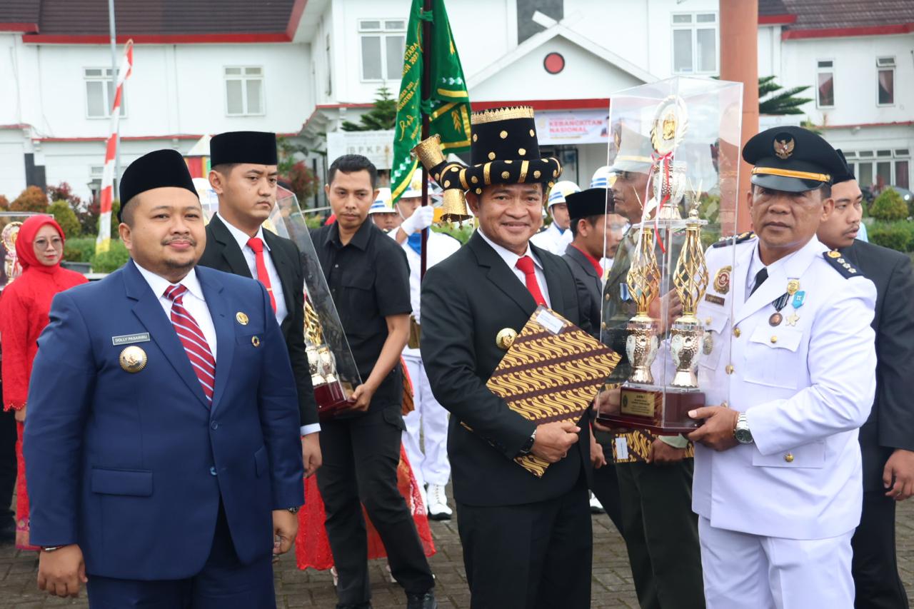 Berita Sore/Birong RT Teks poto: Pj Gubernur Sumatera Utara Hasanuddin saat menyerahkan piagam penghargaan kepada Camat Sipirok Saharuddin Perwira, Rabu (22/5/2024).