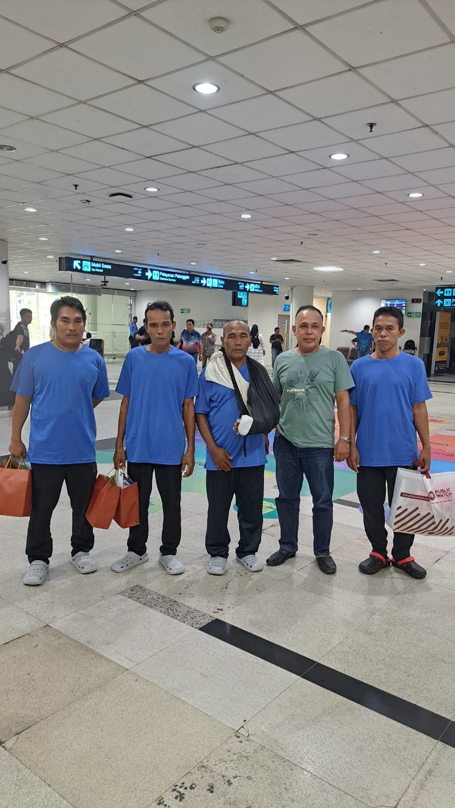 Teks Foto/Beritasore/ist  Empat nelayan RI asal Langkat yang selamat dalam kecelakaan laut tiba di Bandara KNIA, Senin(27/5/24)siang.