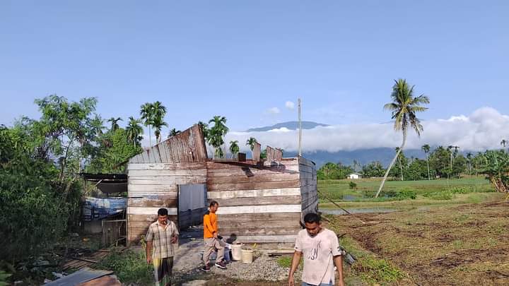 Tanpa Atap : Salah satu rumah warga Kecamatan Bukit Tusam tanpa atap mengalami kerusakan akibat bencana angin puting beliung melanda Kabupaten Aceh Tenggara Selasa malam ( 29/5). Berita Sore/ Ist