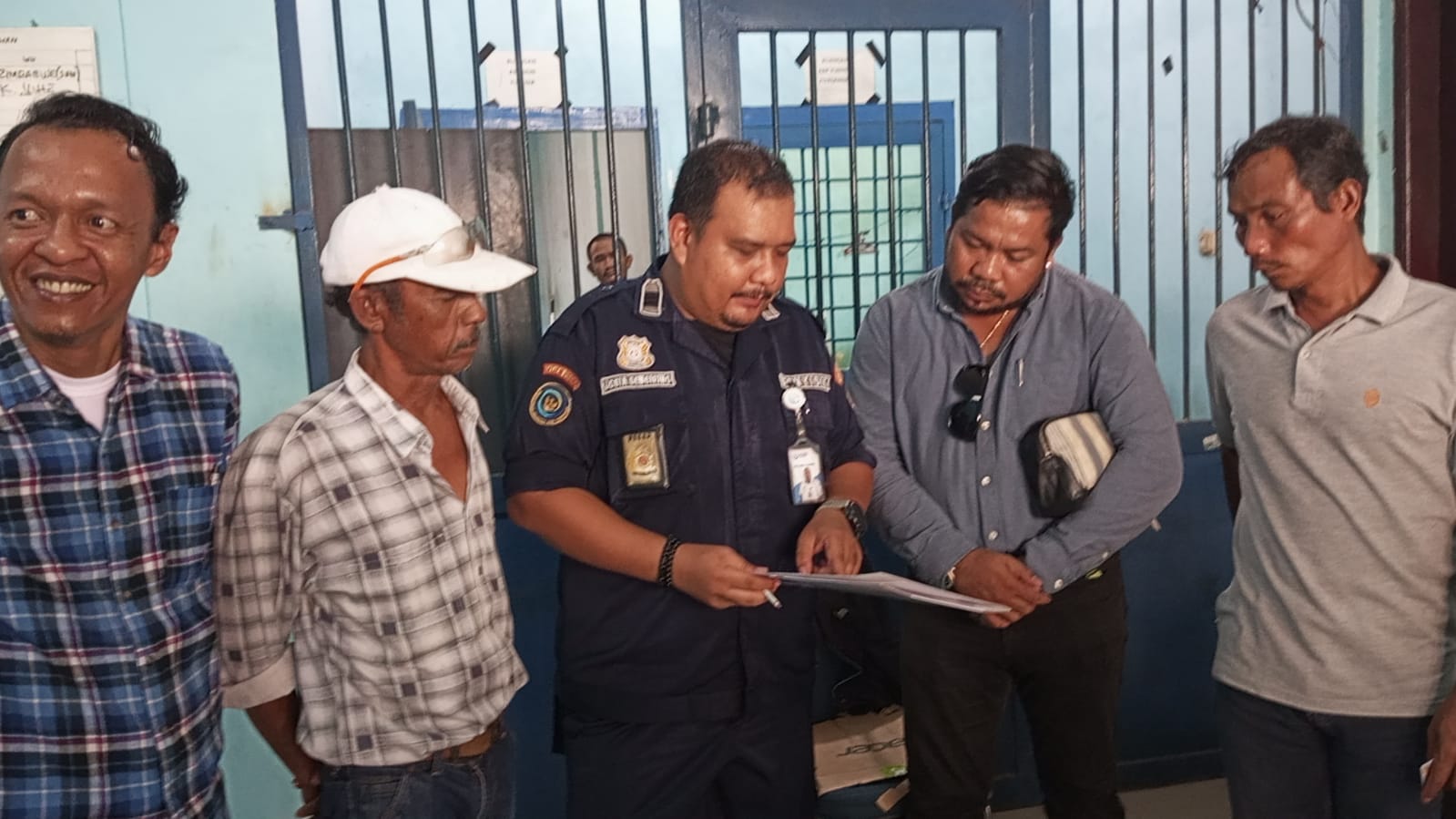 Berita Sore/Andi Aria Tirtayasa Nelayan kecil didampingi Tim Hukum dari Kantor Bantuan Hukum 571 menyerahkan bukti-bukti laporan pengaduan terhadap nahkoda Kapal Pukat Teri Lingkung kepada penyidik Stasiun PSDKP Belawan, Rabu (29/5).