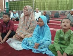 Dewi Maharani Bersama TIga Anaknya Peluk Agama Islam