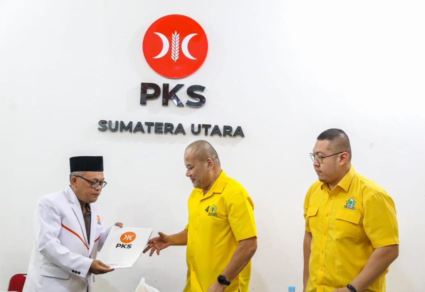 FORMULIR: Ketua DPD Partai Golkar Sumut Dr H Musa Rajekshah (Ijeck) diwakili Sekretaris DPD Golkar Sumut Ilhamsyah mengambil formulir pendaftaran balon Gubernur Sumut ke DPW PKS Sumut, Jalan Kenangan Raya, Kota Medan, Jumat (17/5/2024).