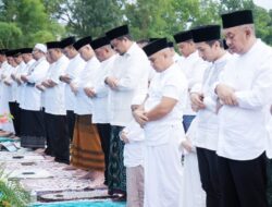 Wali Kota Medan Bersama Keluarga Salat Iduladha di Lapangan Komplek Tasbih I