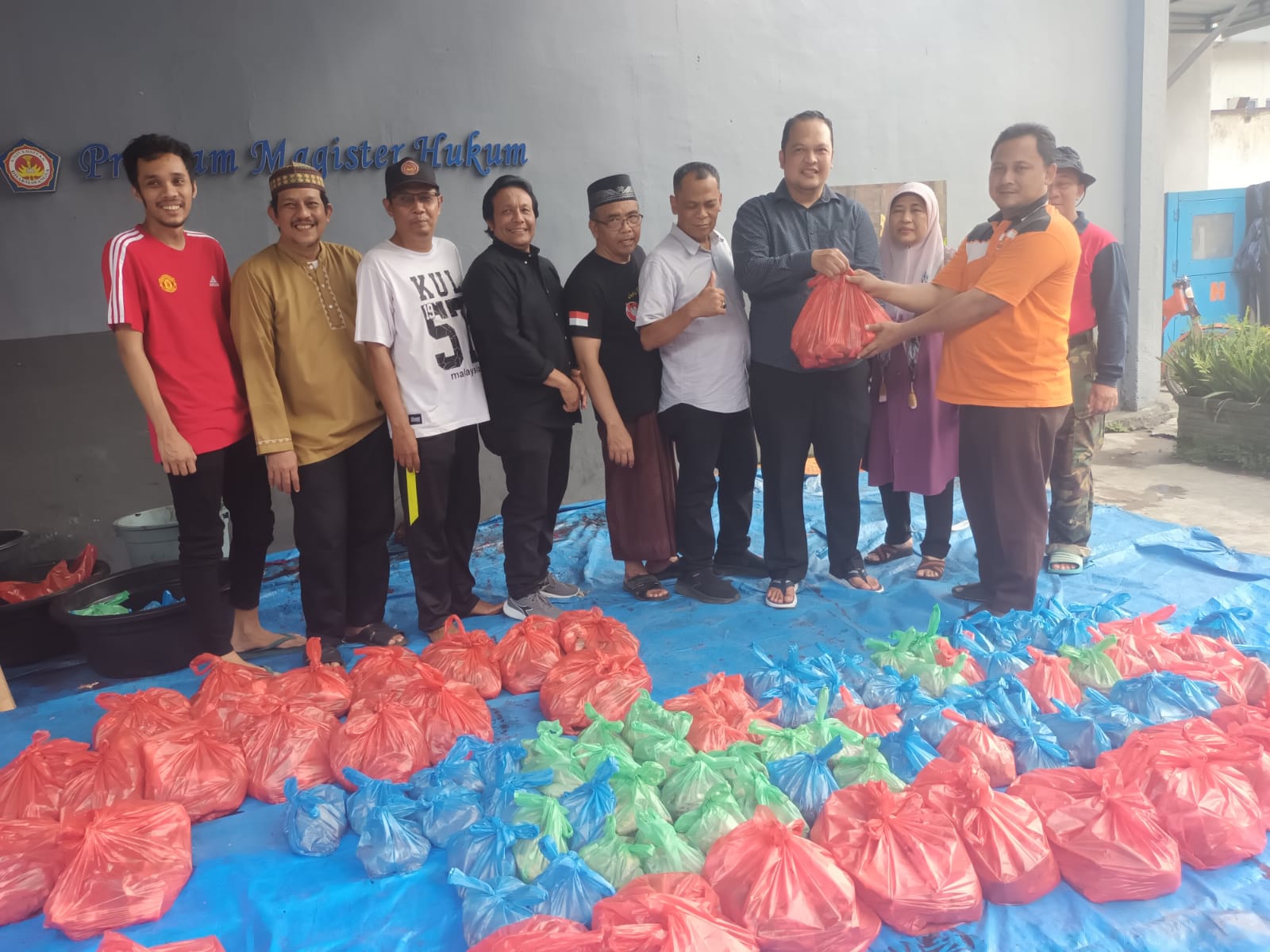 Teks foto: Berita Sore/aje WR I Undhar Dr Rahmat Hidayat mewakili rektor dan yayasan menyerahkan daging kurban kepada penerima kurban disaksikan Wakil Rektor III, Sekretaris Yayasan Pendidikan Dharmawangsa Medan dan Koordinator Panitia Kurban Darmawansyah dan panitia lainnya.