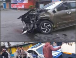 Mobil Polantas Dan Terrios Ringsek Usai Tabrakan