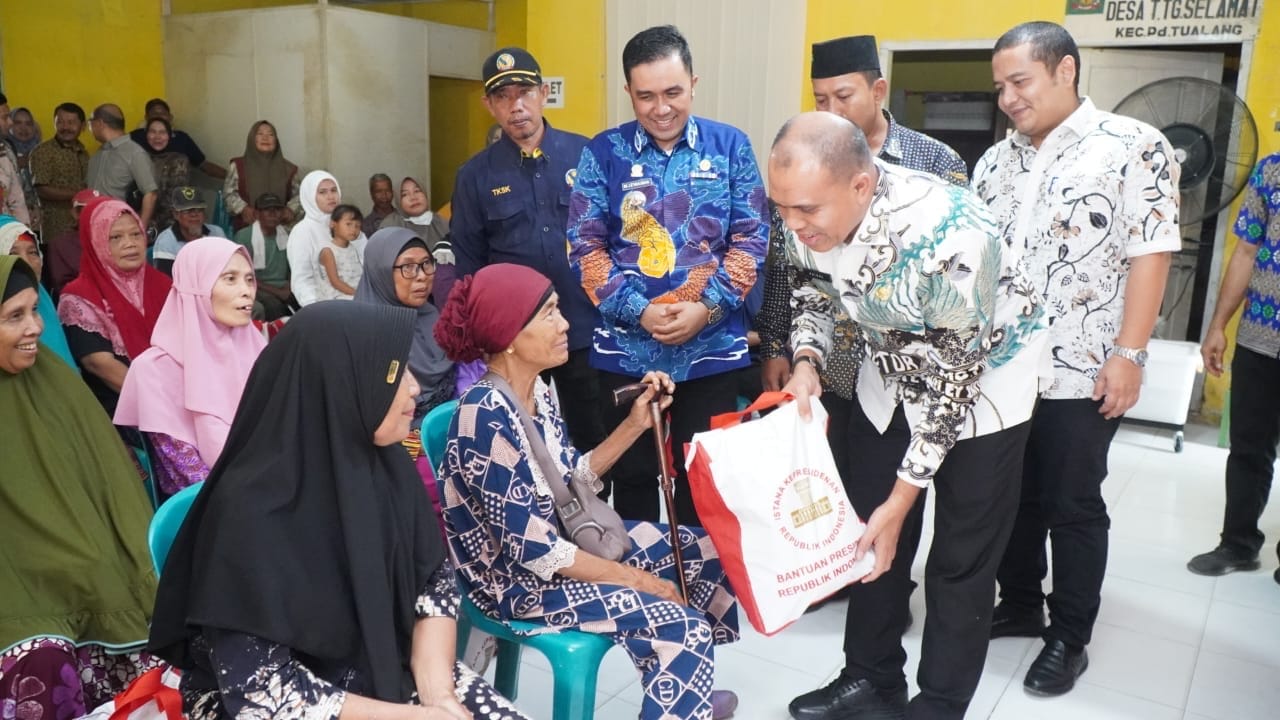 Teks Foto/Beritasore/ist   Pj. Bupati Langkat, H.M. Faisal Hasrimy, AP, M.AP  menyerahkan paket sembako bantuan Presiden RI  Ir. H.Joko Widodo , Kamis(4 /7/2024).