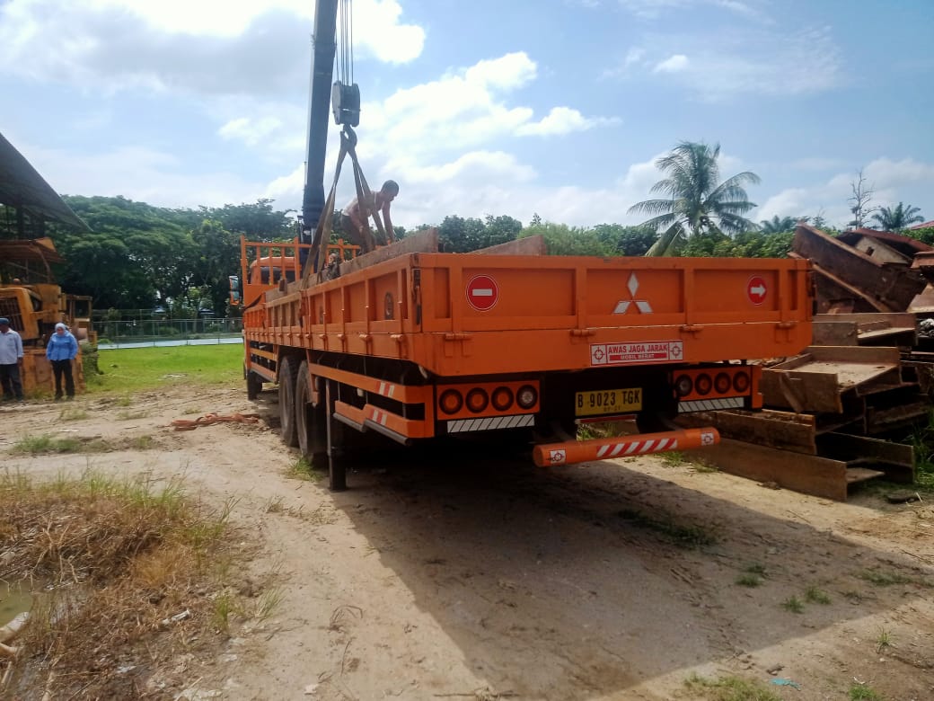 Teks: Besi lama Jembatan Sei Belawan Sunggal Kanan saat di kembalikan ke Kantor dinas PU Deli Serdang