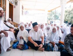 Keterangan foto: Putra Mahkota Alam Hasibuan, Ketua BPC HIPMI yang juga Bakal calon Bupati Padang Lawas ketika mengunjungi pondok jompo Parsyulukan Syekh Abdul Jalil Aek Salak, lingkungan IV Sibuhuan di bulan Ramadhan yang lalu.(Ist)