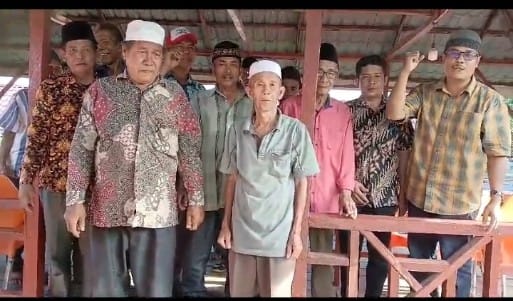 Keterangan foto: Tokoh masyarakat dan tokoh adat luat Hutanopan siap.mensukung pasangan Balon Bupati Padang Lawas, PMA-AFN.(Foto: Idaham Butar Butar)