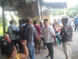 Putra Mahkota salami warga ketika menghadiri acara hajatan di desa Sayurmahincat, kecamatan Barumun Selatan.(Foto: Idaham Butar Butar)