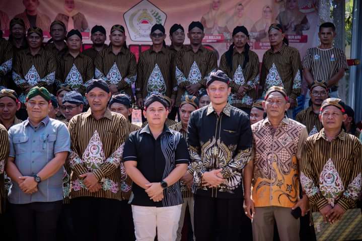 Keterangan Gambar: Pasangan Balon Bupati dan Wakil Bupati Palas Putra Mahkota Alam Hasibuan SE dan Achmad Fauzan Nasution menghadiri pelantikan pengurus DPD Pujakesuma Palas periode 2024-2028 di Rizky Water Park Desa Ujung Batu I Kecamatan Hutaraja Tinggi, Minggu (28/7). (Berita/Ist)