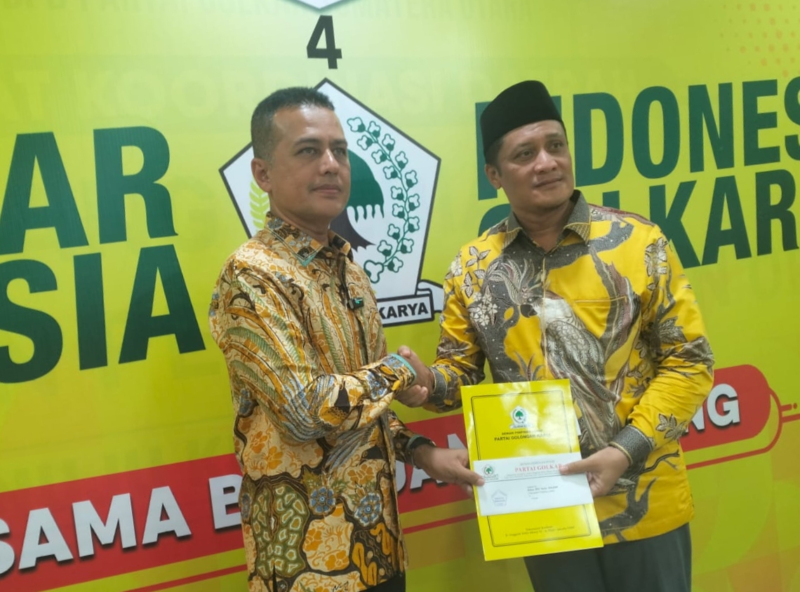 Keterangan foto: Achmad Fauzan Nasution terima SK rekomendasi partai Golkar dari DPP partai yang diserahkan ketua DPD partai Golkar Sumut, Dr. H. Musa Rajekshah, S.Sos., M.Hum. atau yang lebih dikenal dengan sapaan "Ijeck, Selasa (6/8).(ist)