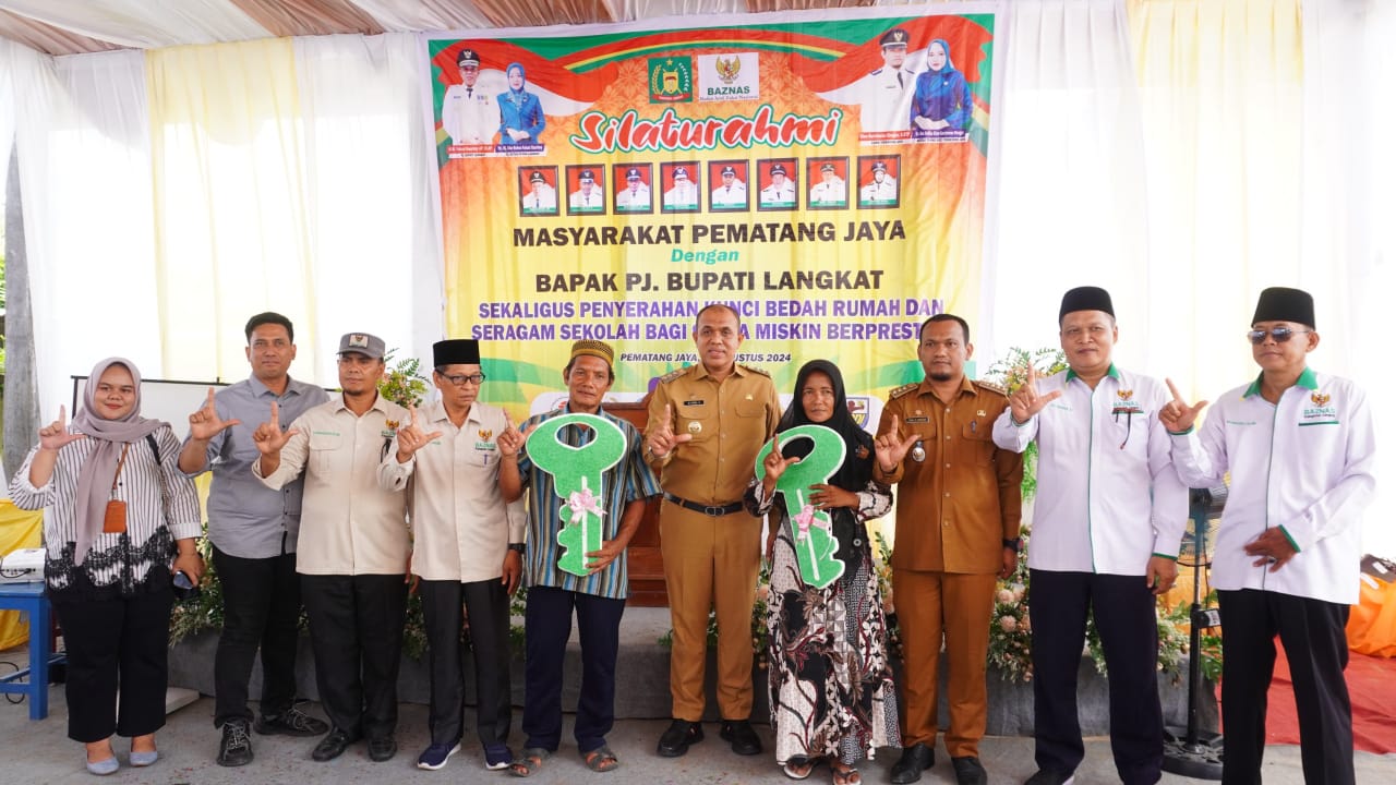 Teks Foto/Beritasore/ist  Pj Bupati Langkat, H. M. Faisal Hasrimy, AP., M.AP, meresmikan enam rumah layak huni di Desa Serang Jaya Hilir, Kecamatan Pematang Jaya, Senin(5/8/24). 