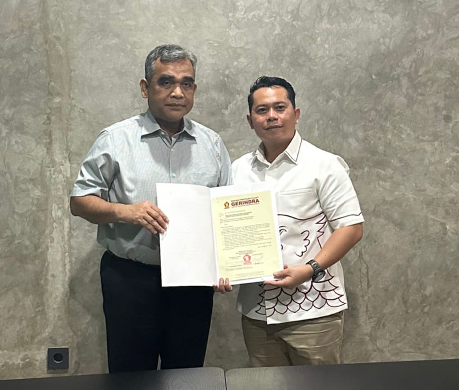 Keterangan foto: Putra Mahkota Alam Hasibuan, SE terima SK rekomendasi partai Gerindra diserahkan sekjen DPP partai Gerindra, H. Ahmad Muzani, Selasa (6/8).(Ist)