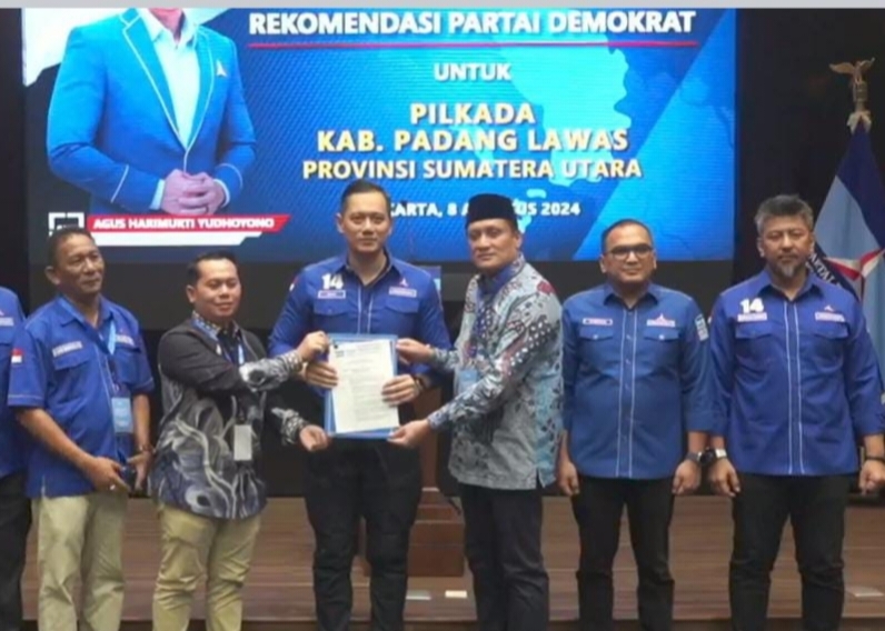 Keterangan foto : Ketua Umum DPP Partai Demokrat Agus Harimurti Yudhoyono menyerahkan surat keputusan kepada bakal calon bupati Padanglawas Putra Mahkota Alam Hasibuan dan Achmad Fauzan Nasution untuk pemilihan Bupati Padanglawas di jakarta.(Ist)