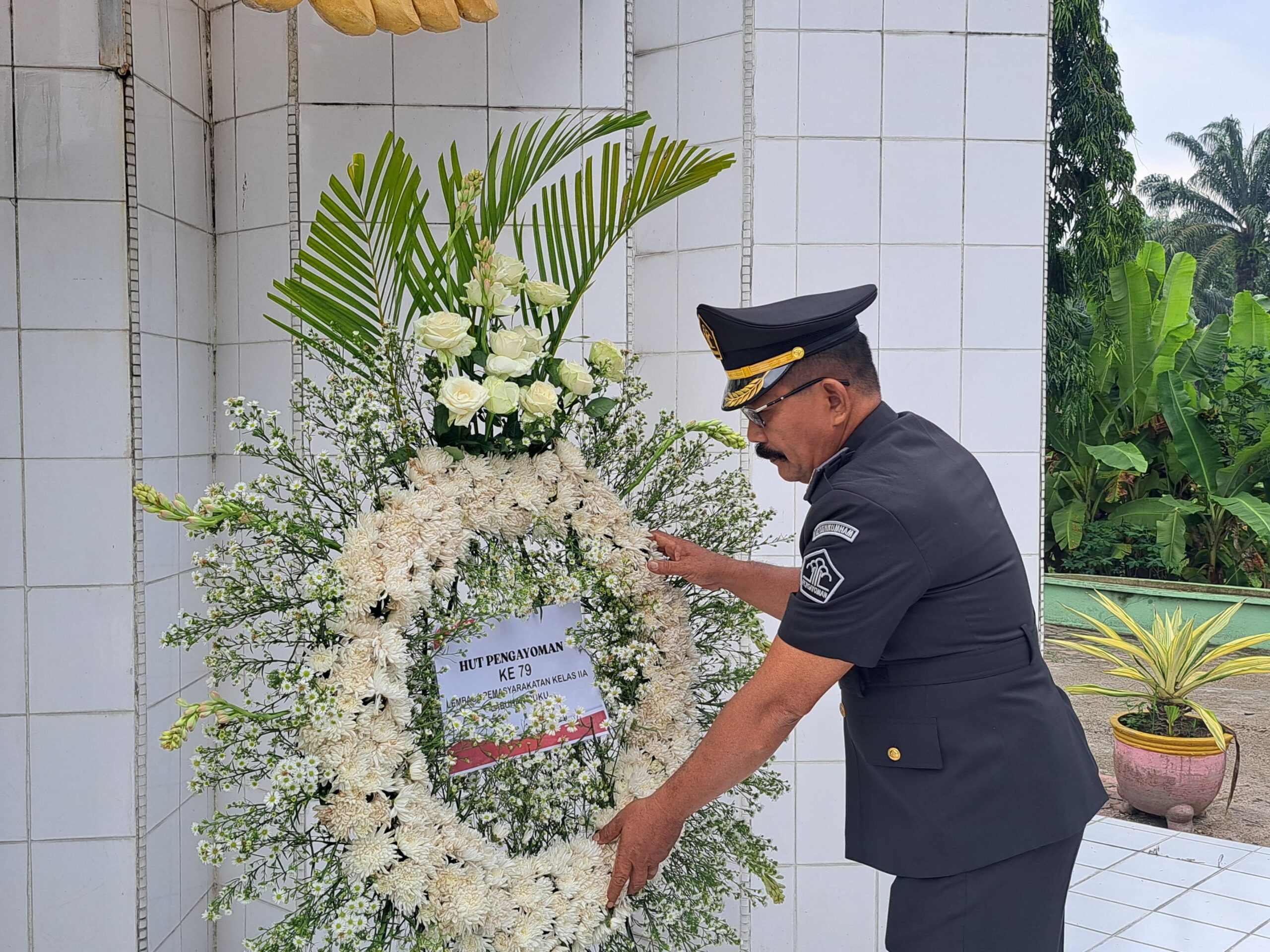 Teks fhoto Suriawan, Plh Lapas Kelas IIA Labuhan Ruku menggelar kegiatan Upacara Tabur Bunga Peringatan Hari Pengayoman Ke- 79 Tahun 2024, di Taman Makam Pahlawan Kisaran Jum'at (09/08/2024). beritasore/alirsyah