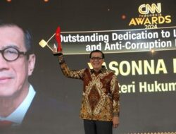 Menteri Hukum dan HAM Terima Penghargaan CNN Indonesia Award