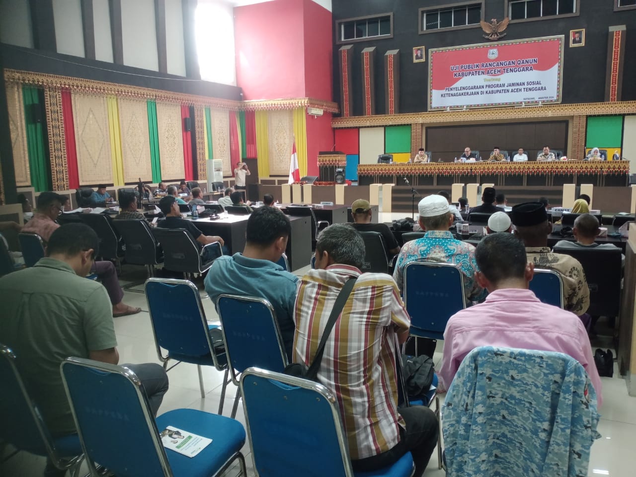 Rapat : Ketua Badan Legislatif DPR-K Agara Gabe Maritua Tambunan , tampak memimpin Rapat Umum terkait Uji Publik Rancangan Qanun BPJS Ketenagakerjaan Wilayah Kabupaten Aceh Tenggara, berlangsung Jum'at Sore (09/8).Di ruang Rapat Utama DPRK. Berita Sore/Husaini Amin.