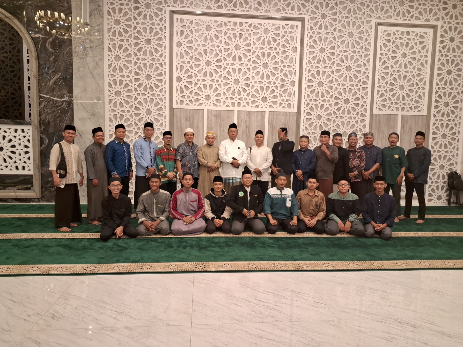 Teks foto : Ketua MUI Binjai Prof.DR.HM Jamil,MA bersama alumni PTKU di Masjid Al Fatih Binjai. ( Berita Sore/Riswan Rika)