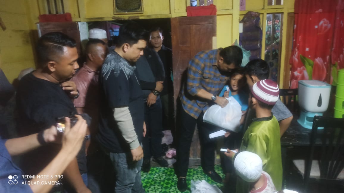 Teks fhoto Penjabat (Pj) Bupati Batu Bara H.Heri Wahyudi Marpaung S.STP.,M.AP bersama Kapolres Batu Bara AKBP Taufiq Hidayat Thayeb S,H.,S.I.K menggelar kegiatan pemberian Bantuan sosial (Bansos) kepada Anak Yatim Piatu dan Kaum Dhuafa Di Desa Bandar Rahmat Kecamatan Tanjung Tiram Minggu (11/8-2024).beritasore/alirsyah.