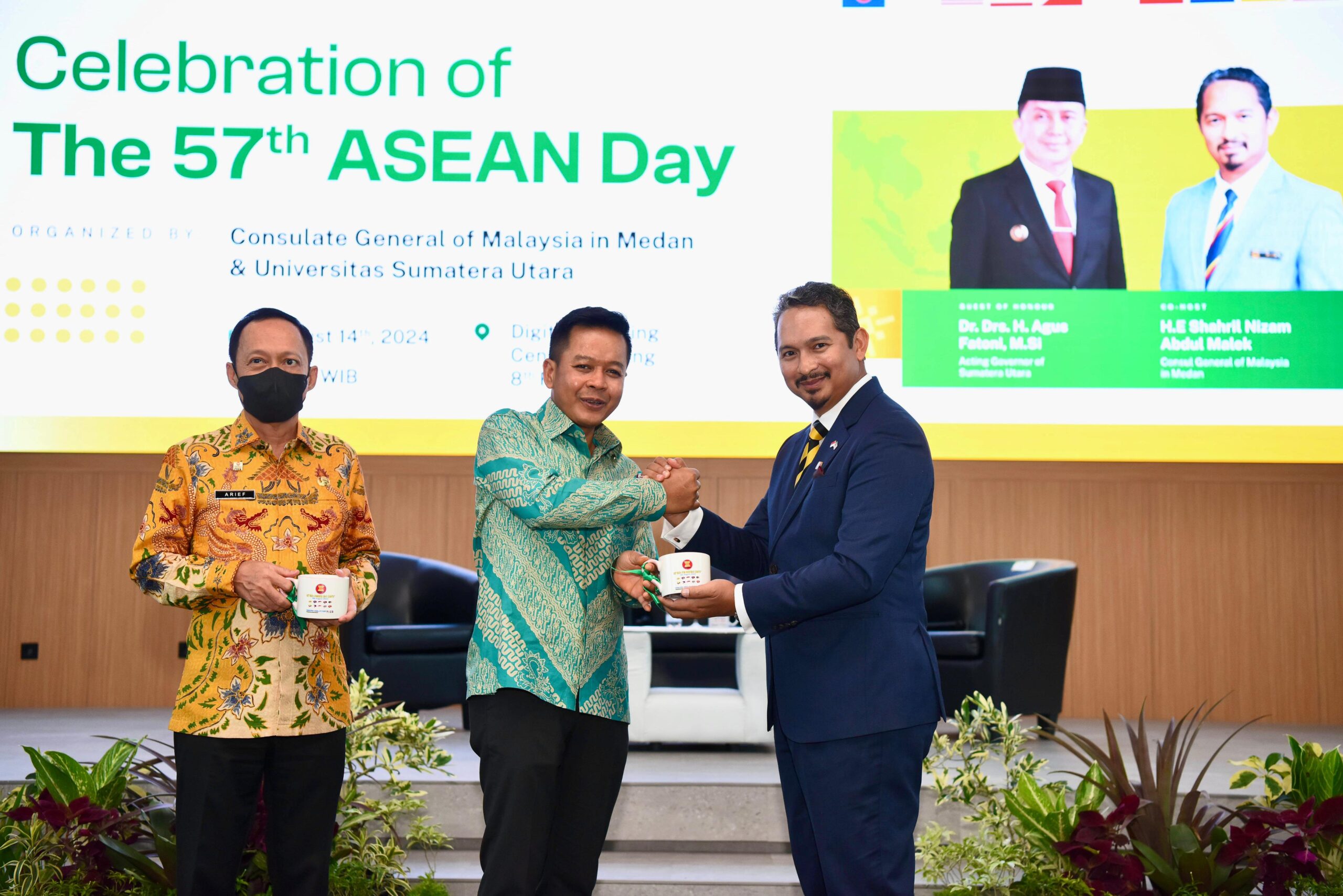 Teks foto: Berita Sore/ist Rektor USU Prof Dr Muryanto Amin SSos MSi dan Konsul Jenderal Malaysia di Medan H E Shahril Nizam Abdul Malek pada Celebration of The 57th ASEAN di Digital Learning Building Centre USU, Rabu (14/08/24).