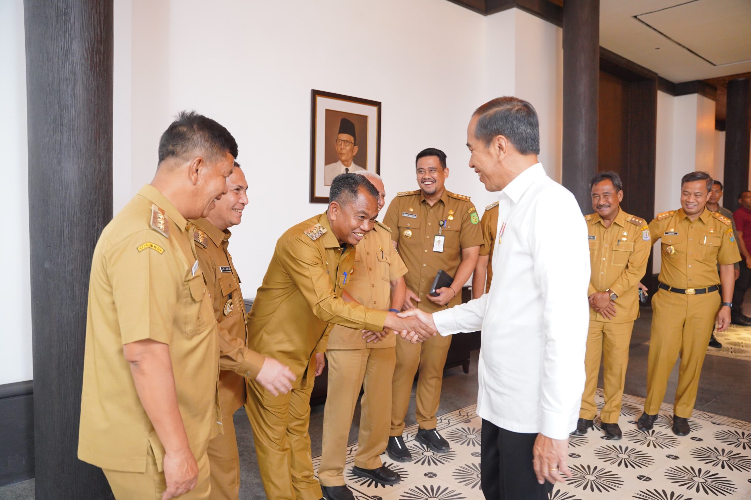 Teks foto: Bupati Serdang Bedagai Sumatera Utara, bersalaman sama Presiden RI Joko Widodo, usai rapat bersama Kepala Daerah Se-indonesia di Istana Negara Nusantara IKN Kalimantan, Selasa, 13 Agustus 2024.(Beritasore-Azwen)