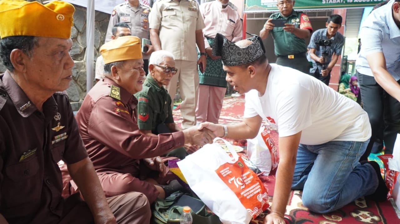 Teks Foto/Beritasore/ist  Pj Bupati Langkat, H. M. Faisal Hasrimy, AP., M.AP, menggelar temu ramah dengan para veteran RI Kabupaten Langkat di Gedung DHC Badan Pembudayaan Kejuangan 45 Stabat, Kamis (15/08/2024)