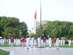 Pj Bupati Langkat Hadiri Penuruan Bendera Bersama Ribuan Masyarakat