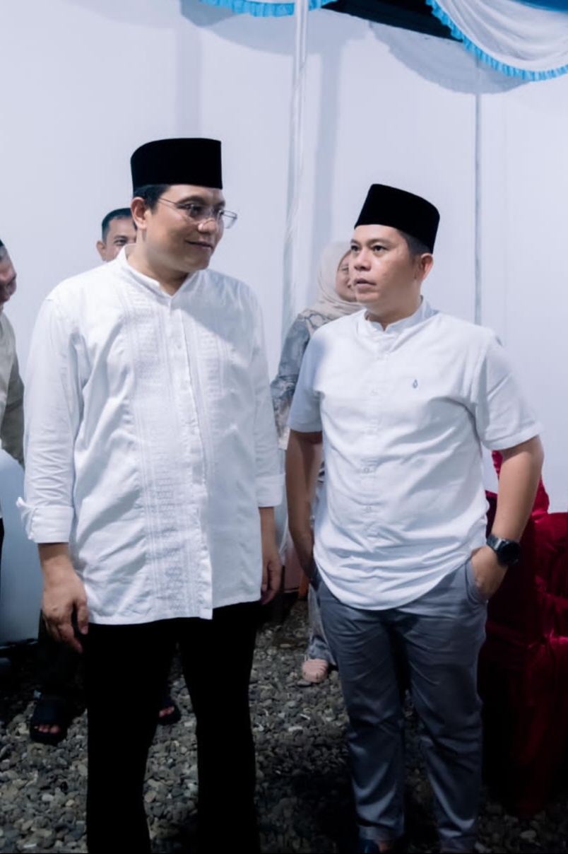 Keterangan foto : Putra Mahkota Alam Hasibuan (PMA) ketua umum BPC HIPMI Palas yang juga bakal calon Bupati Padang Lawas bersama mantan Pj. Bupati Palas, Edy Junaedi.(Ist)