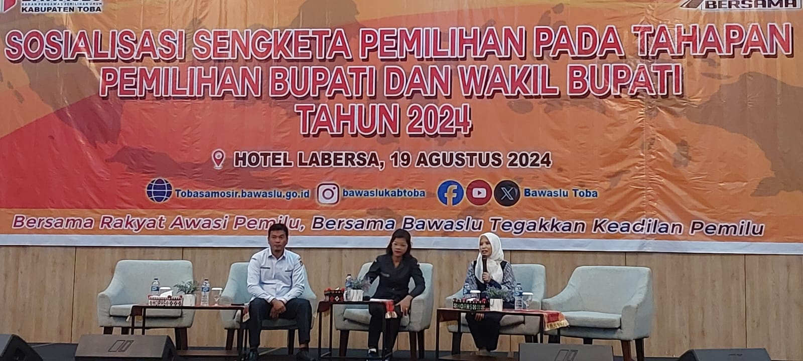 Keterangan foto : Syafrida R.Rasahan (Kanan), Mantan Ketua Bawaslu Provinsi Sumut saat memberikan materi pada acara Sosialisasi Sengketa Pilkada 2024 yang digelar Bawaslu Toba di Labersa Toba Hotel, Senin (19/8). Foto: Ramayana Gultom