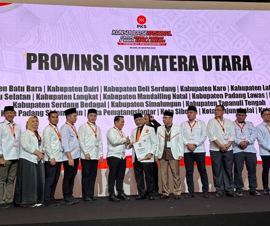 Keterangan foto : Presiden PKS menyerahkan rekomendasi dukungan model B1 KWK kepada bakal calon Bupati Padang Lawas Putra Mahkota Alam Hasibuan, Selasa (20/8).(Ist)