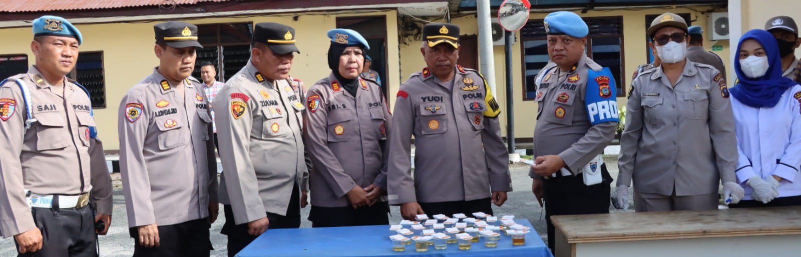 Keterangan foto: Tim Gaktiblin Propam Poldasu pimpinan Kaurbinplin Subbidprovos Kompol Sulistyanto (paling kanan) melaksanakan Gaktiblin, pemeriksaan surat-surat dan tes urine terhadap 29 personel Polres Pematangsiantar di lapangan apel Mapolres, Jl. Sudirman, Rabu (21/8).(Ist).