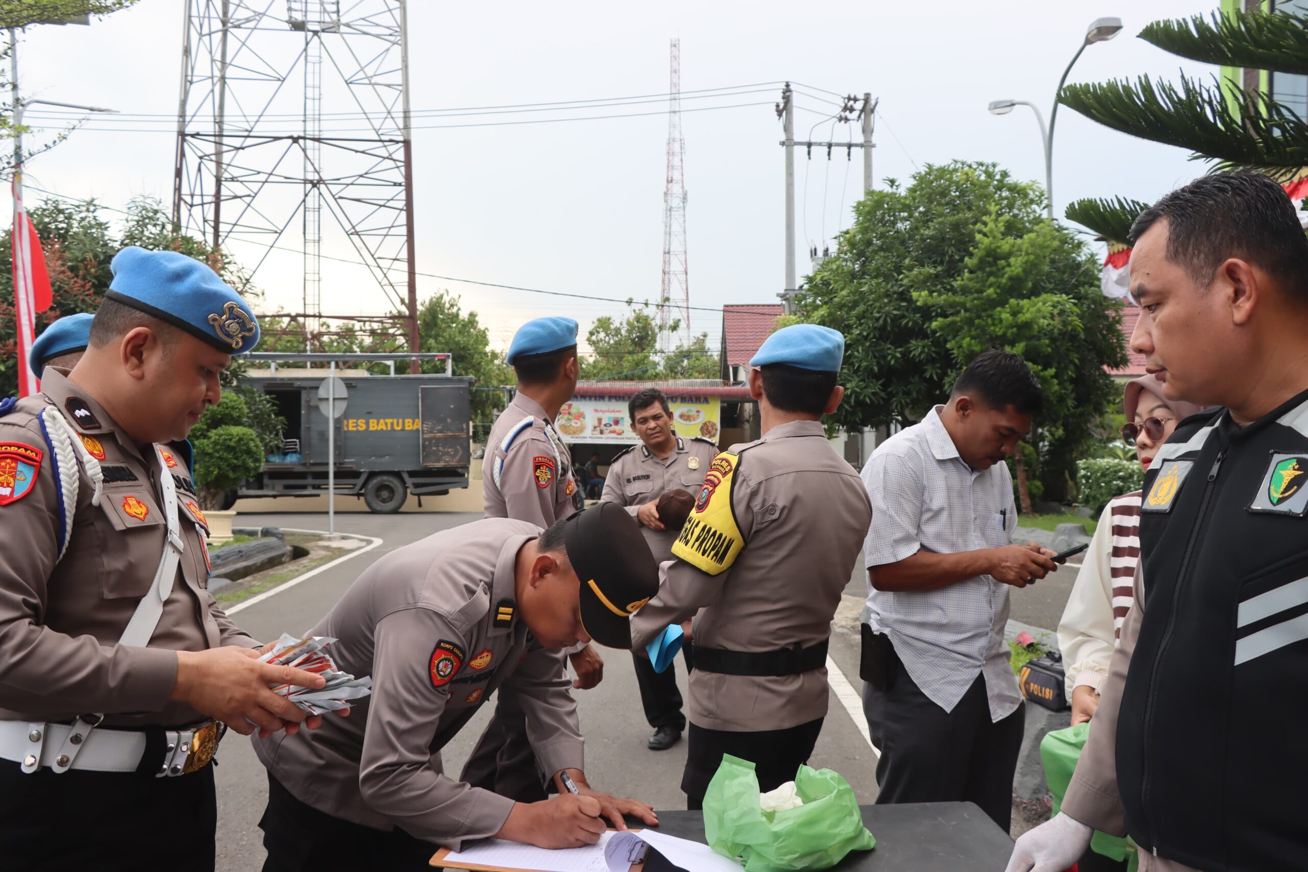 Teks fhoto Kapolres Batu Bara AKBP Taufiq Hidayat Thayeb S.H.,S.I.K didampingi Kabag SDM Polres Batubara KOMPOL Dahrun Harga S,H, Kasi Propam Polres Batubara IPTU Arianto Sitorus S,H menyambut kunjungan kerja (Kunker) rombongan Bidpropam Polda Sumut di Lapangan apel Polres Batu Bara Kamis (22/8-2024).beritasore/alirsyah