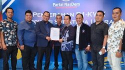 Keterangan foto: Ketua DPD NasDem Kabupaten Padang Lawas menyerahkan kan surat Rekom model B Persetujuan parpol KWK kepada pasangan Putra Mahkota Alam-Achmad Fauzan Nasution di kantor DPP NasDem. (/Ist)