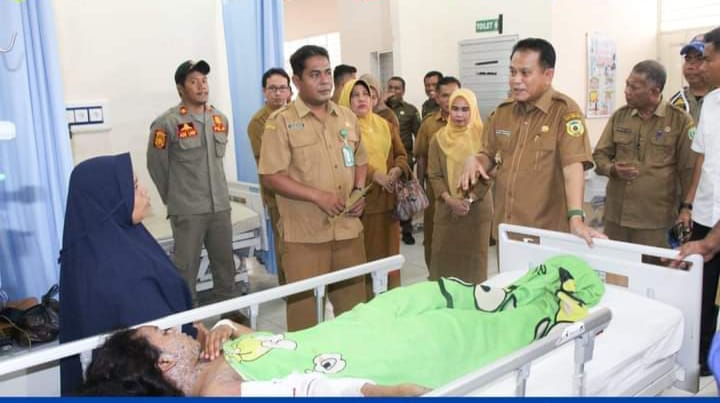 Keterangan Gambar: PJ Bupati Palas Ir. Ardan Noor Hasibuan didampingi Direktur RSUD Sibuhuan dr. Affandi Siregar memastikan pelayanan terhadap tiga remaja putri yang terkena sambaran petir, Senin (26/8) (Berita/Ist)