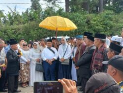 Tokoh Masyarakat Adat , Ulama dan Seribuan Warga Tapsel Antar Dolly Pasaribu ke Kantor KPU