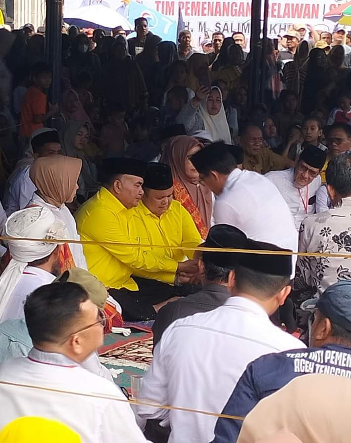 Tepung Tawar : Pasangan Calon Bupati dan Wakil Bupati Agara 2024-2029 HM Salim Fakhry dan dr Heri Al-Hilal, tampak tengah menjalani Prosesi peusejuk/tepung Tawar dari mantan Bupati Gayo Lues Ibnu Hasyim, selaku orang tua HM Salim Fakhry.berlansung pada Kamis (29/8), disela acara deklarasi. Berita Sore/Husaini Amin